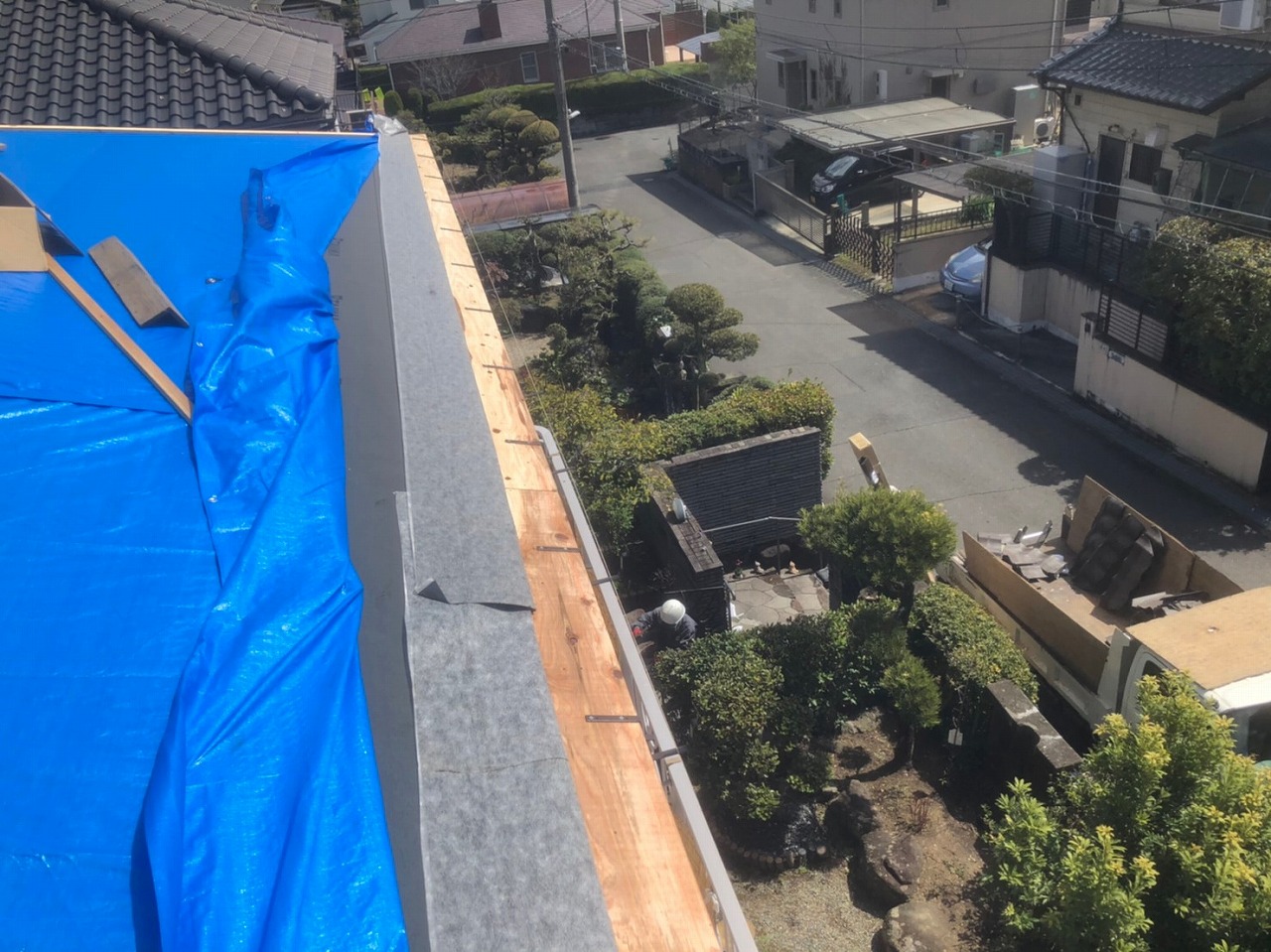 生駒市の葺き替え工事、大屋根の雨樋固定金具設置